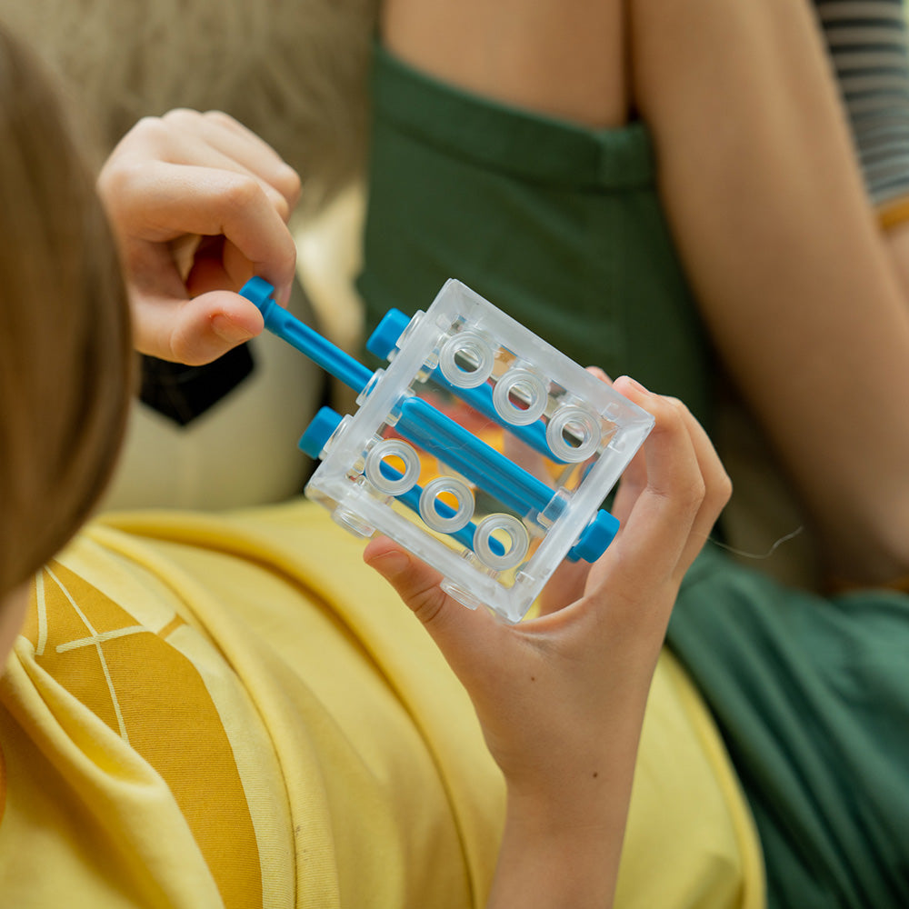 Smart Games - Criss Cross Cube, logikai játék 80 kihívással, 8+ év, nemzetközi kiadás